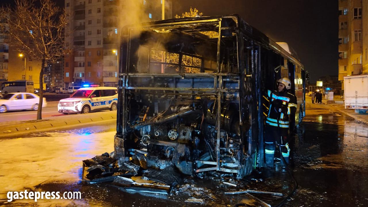 Kayseri'de seyir halindeki özel halk otobüsü yandı!