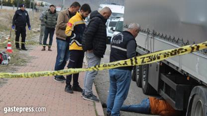 Tırın altında ölü bulundu!
