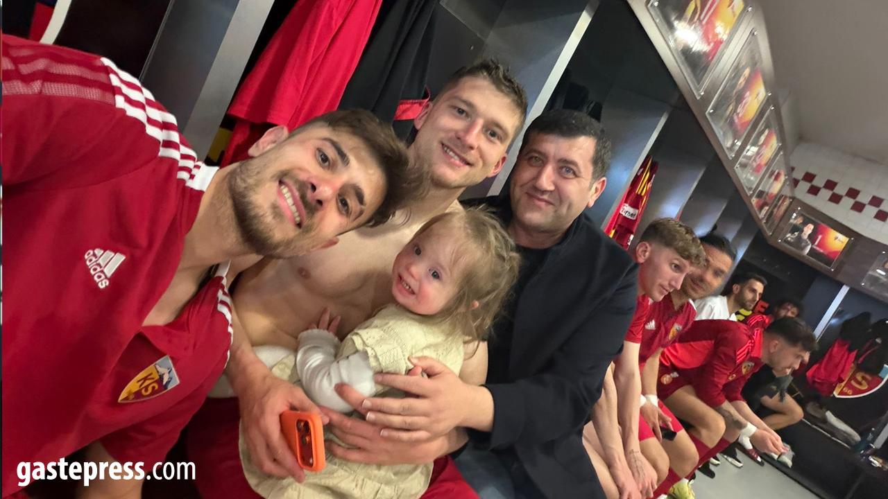 Baki Ersoy’dan Soyunma Odasında Galibiyet Pozu!