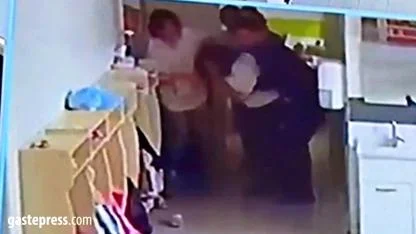 Boğazına yemek kaçan öğretmenin yardımına meslektaşı koştu!