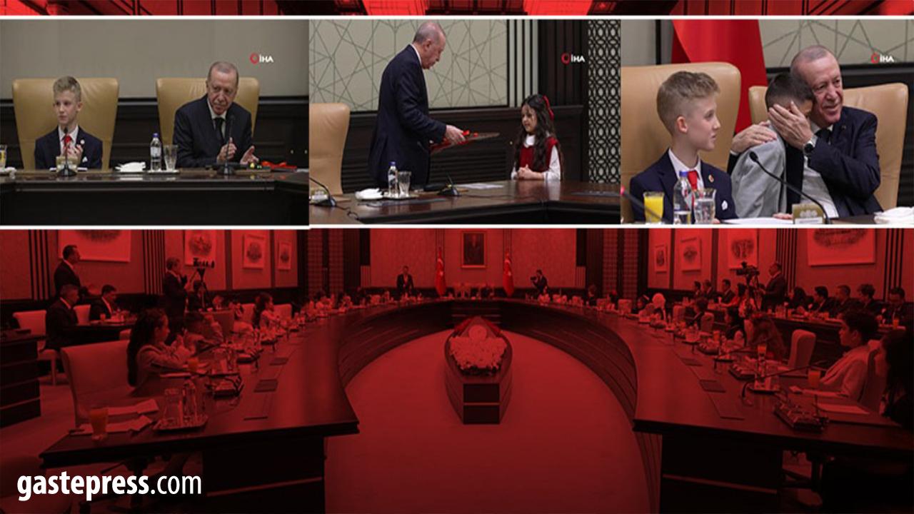 Erdoğan koltuğunu miniklere devretti!