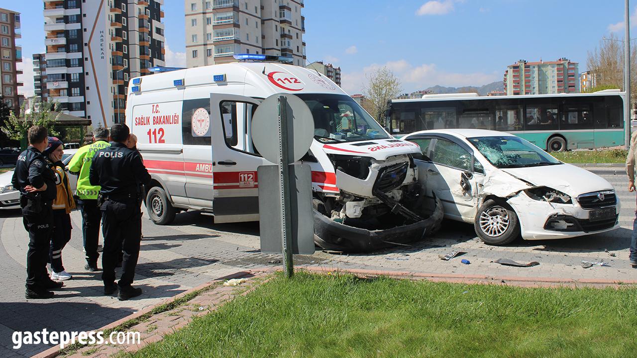 Hasta Taşıyan Ambulans Kaza Yaptı: 2 Yaralı!