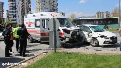 Hasta Taşıyan Ambulans Kaza Yaptı: 2 Yaralı!