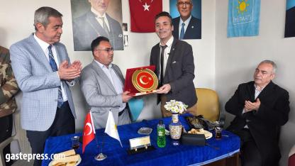 İYİ Parti’de Sarıoğlan’da Birlik Mesajı: Yeni Üyelere Rozet Takıldı!