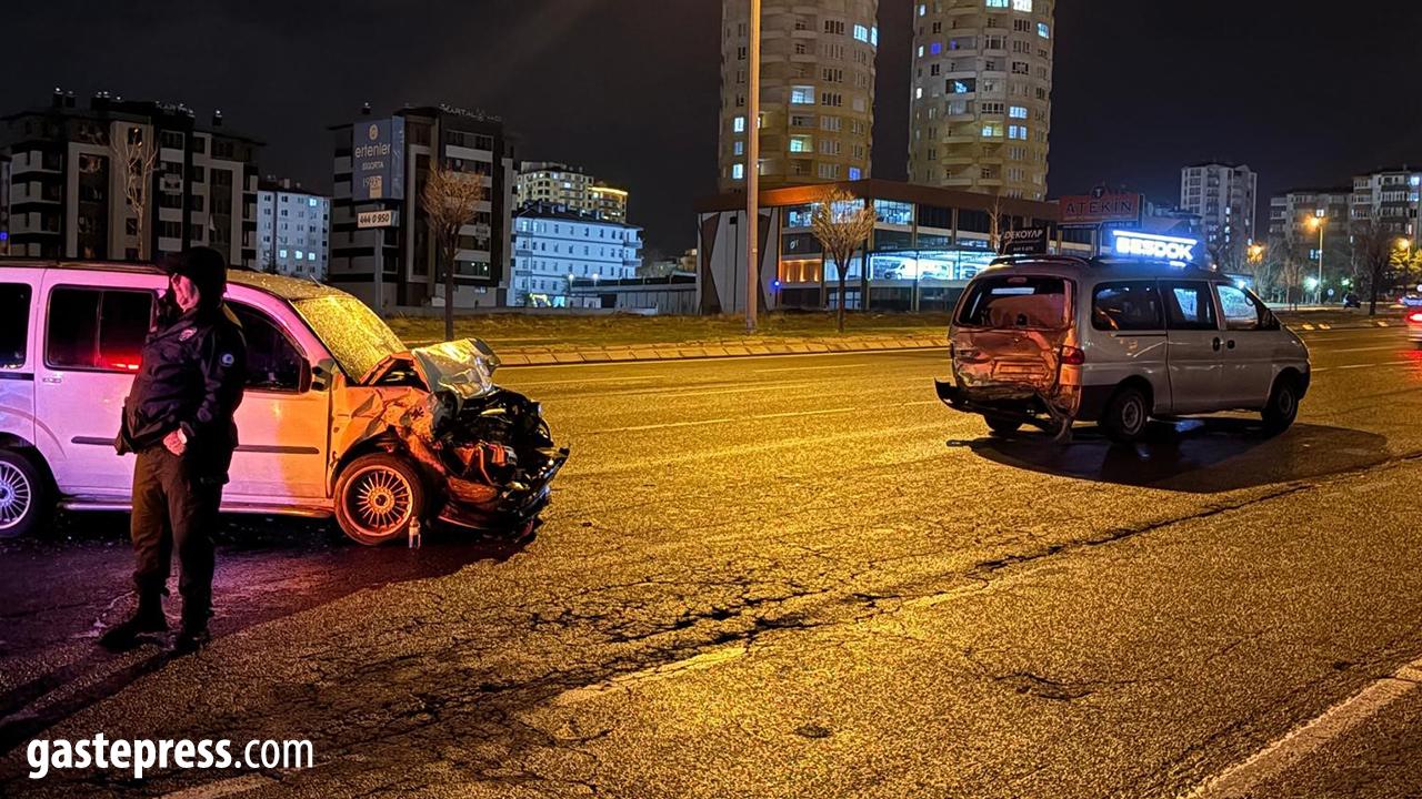 Kayseri’de Feci Kaza: Arızalı Minibüse Çarpan Araçta 7 Aylık Bebek Dahil 6 Yaralı!