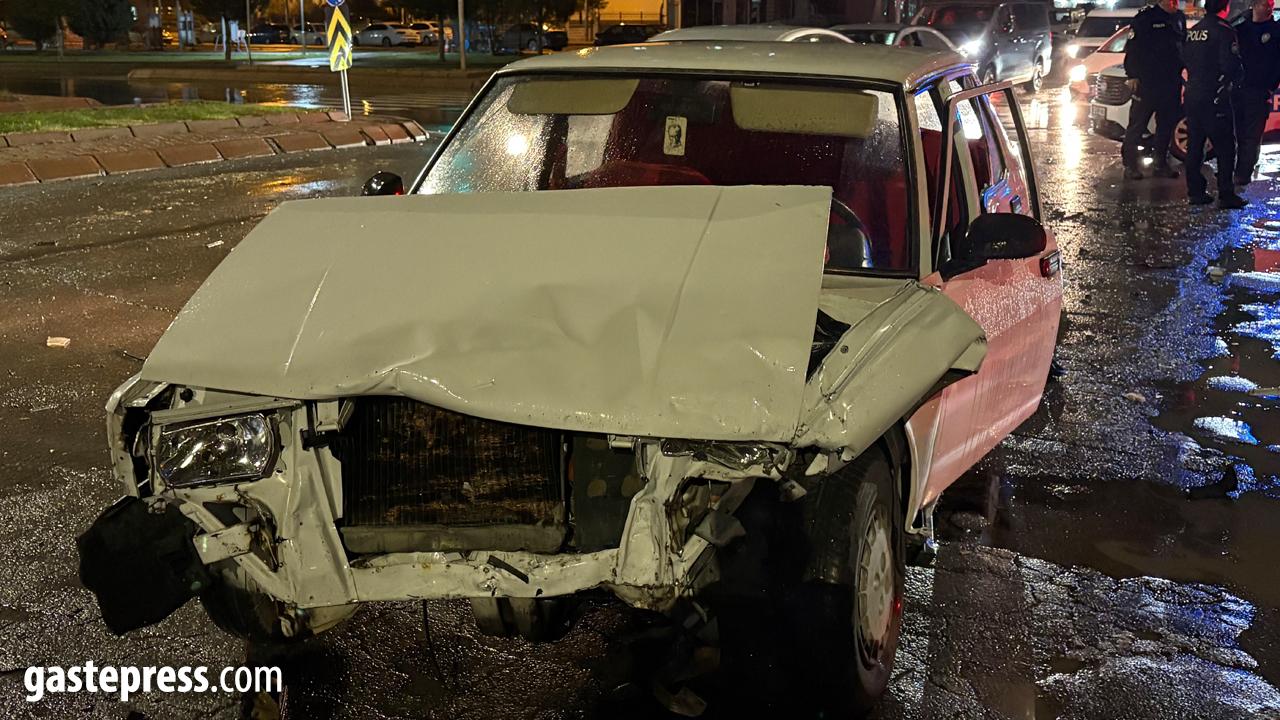 Kayseri'de iki otomobil çarpıştı: Tofaş kağıt gibi ezildi!