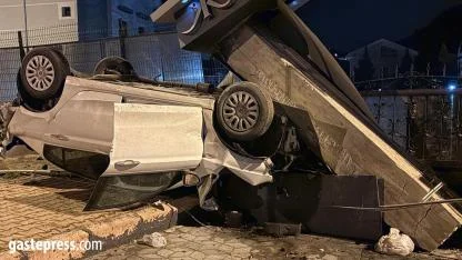 Kayseri’de Kontrolden Çıkan Otomobil Site Girişine Daldı: 1 Yaralı!