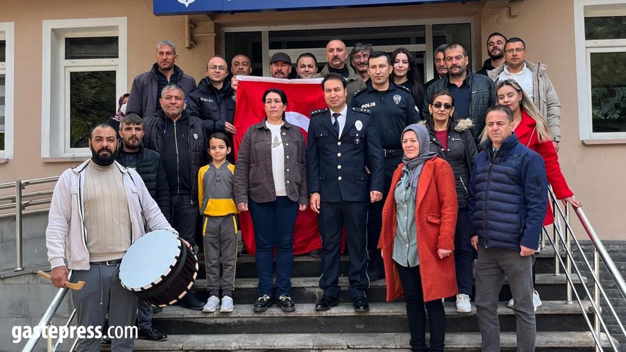 Kayseri’de mahalle sakinlerinden polis ekiplerine anlamlı sürpriz!