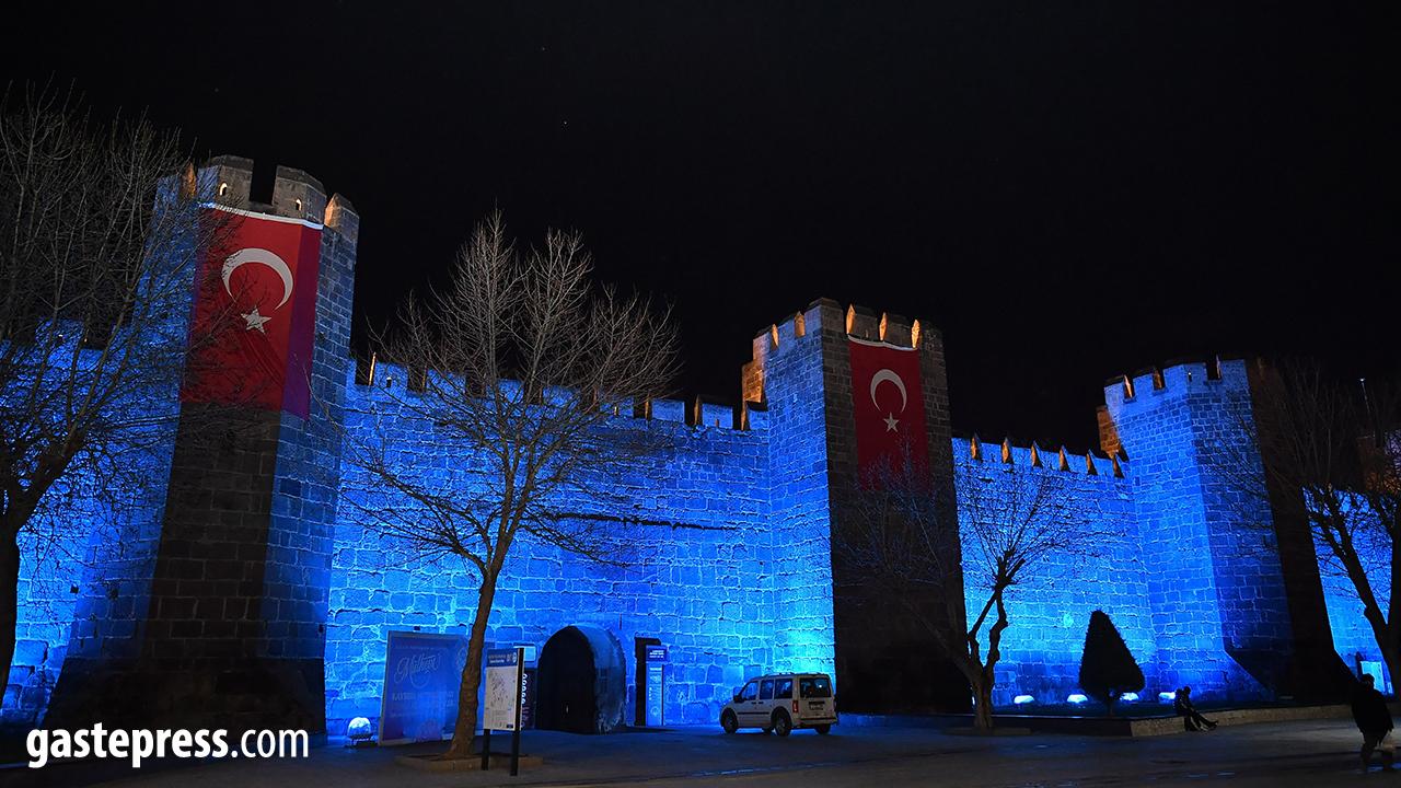 Kayseri’de Otizm Farkındalığına Mavi Işık Desteği!