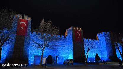 Kayseri’de Otizm Farkındalığına Mavi Işık Desteği!