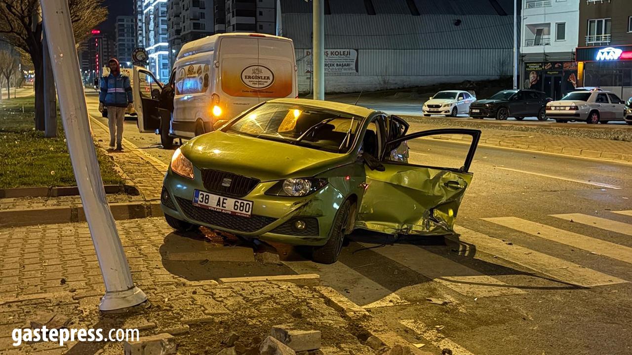 Kayseri’de otomobil ile panelvan çarpıştı: 1 yaralı!