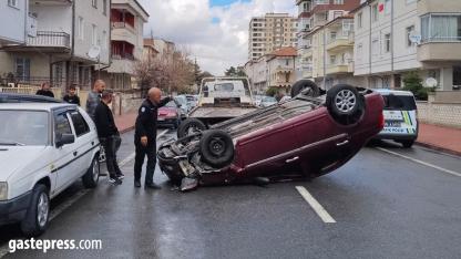 Kayseri’de otomobil park halindeki araca çarpıp devrildi: 2 yaralı!