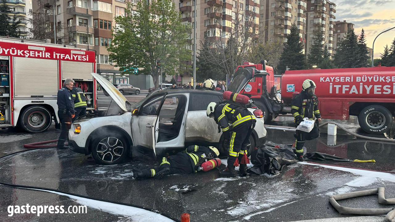 Kayseri’de Seyir Halindeki Elektrikli Otomobil Yandı