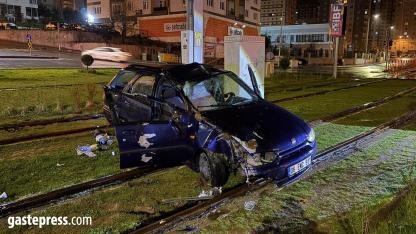 Kayseri’de Tramvay Yoluna Giren Otomobil Direğe Çarptı: 1 Yaralı!