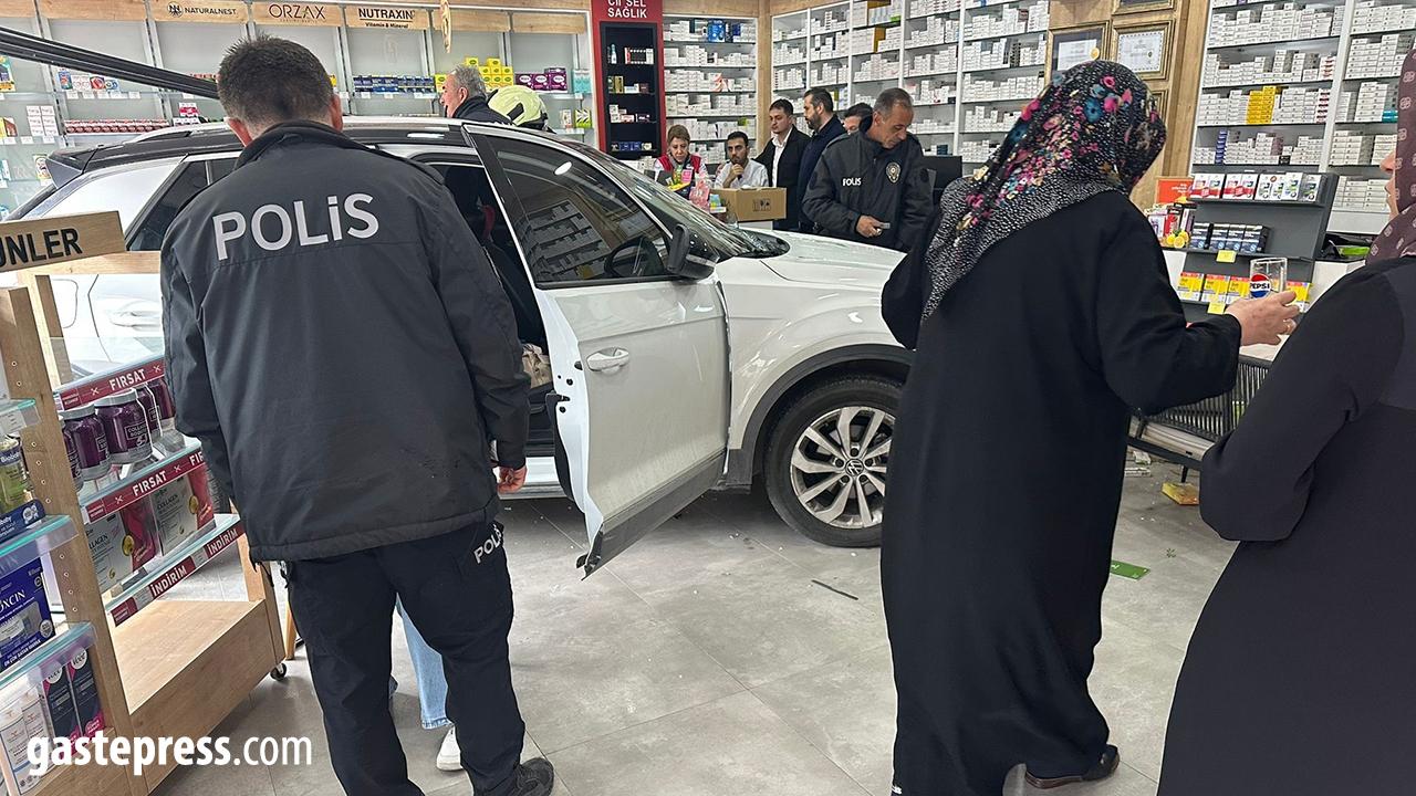 Kontrolden Çıkan Otomobil Eczaneye Daldı: 1 Yaralı!