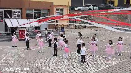 Öğretmenin Başına Tabela Düştü! Rüzgar Dehşeti Kamerada!