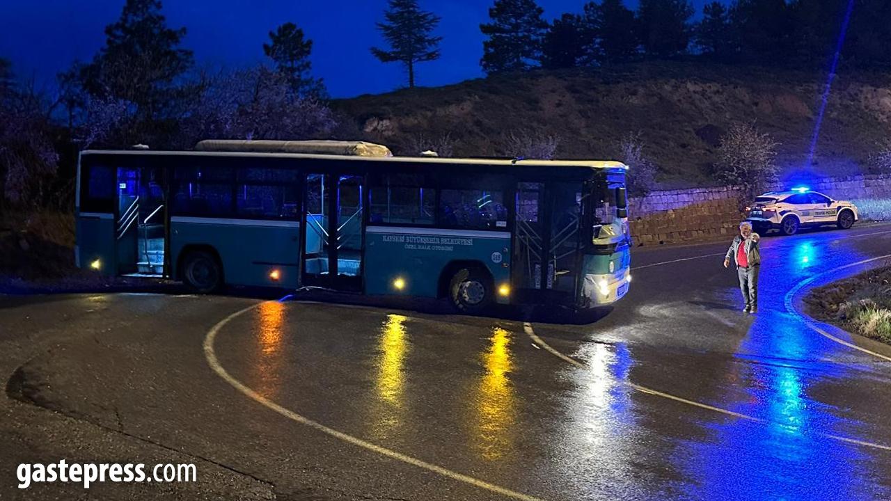 Kayseri’de alkollü bir şahıs çaldığı özel halk otobüsüyle kaza yaptı!