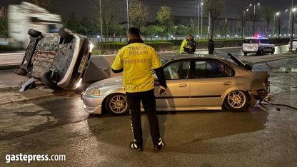 Kayseri'de otomobil park halindeki araca çarpıp yan yattı!