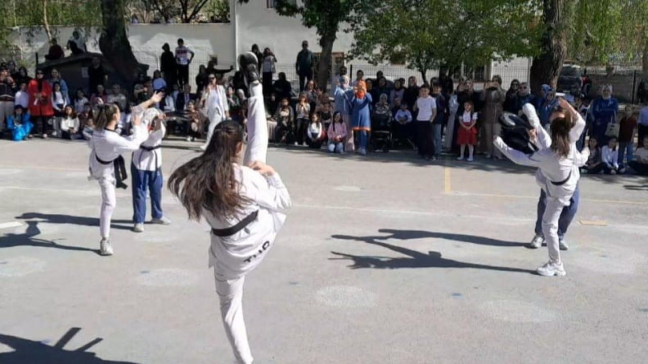 Okul Okul Gezip Sporu Sevdiriyorlar!