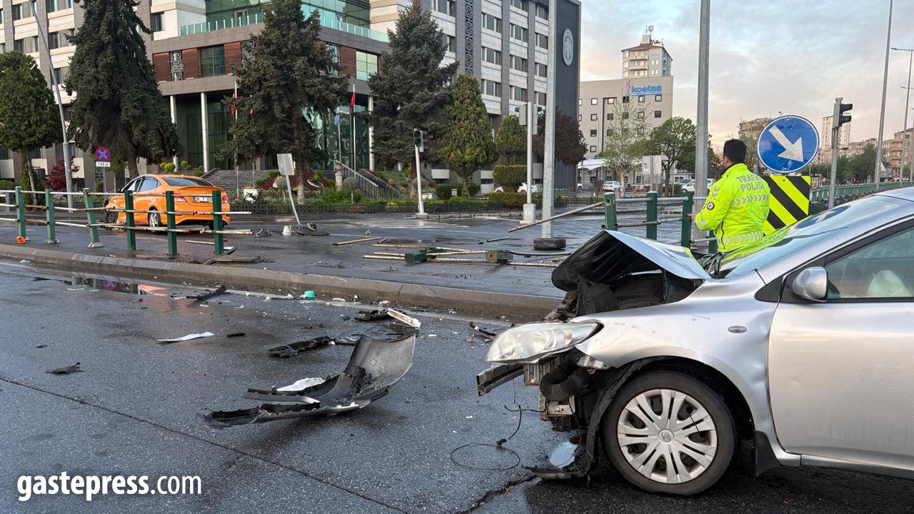 Ticari taksiyle otomobil çarpıştı: 2 yaralı!