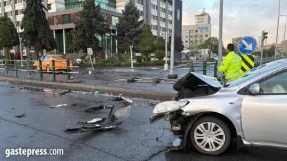 Ticari taksiyle otomobil çarpıştı: 2 yaralı!