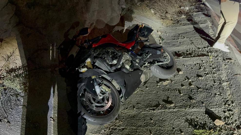 Otomobilin arkadan çarptığı motosiklet yoldan çıktı!