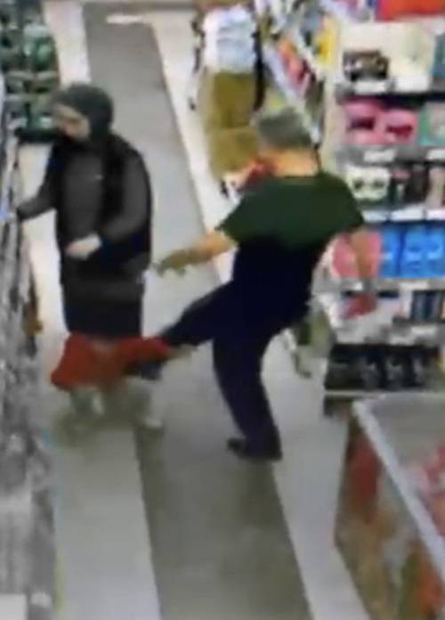 Markette çocuğunu tekmeleyen baba tutuklandı!