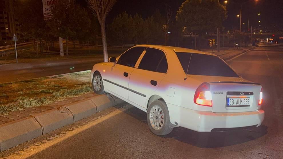 Seyir halindeyken uyuyan sürücü, kaza sonrası da uyumaya devam etti!