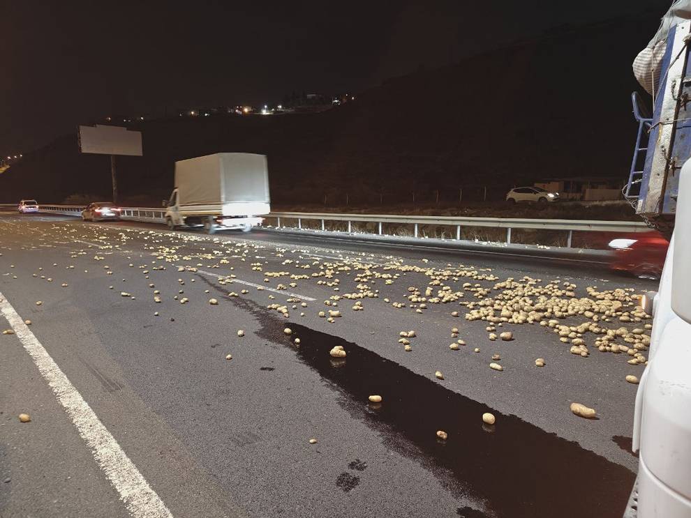 Rampa aşağı inen tır makasladı, onlarca kilo patates yola saçıldı!