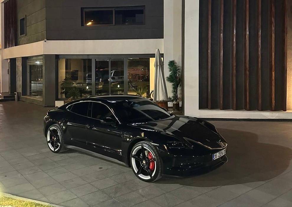 Elektrikli kabus: 18 milyonluk Porsche alev aldı, iş adamı canını zor kurtardı!