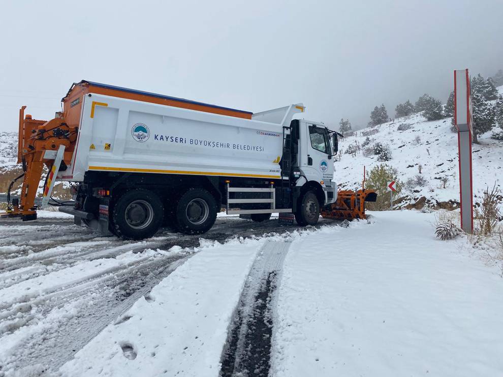 Kar yağdı, ekipler sahaya indi!