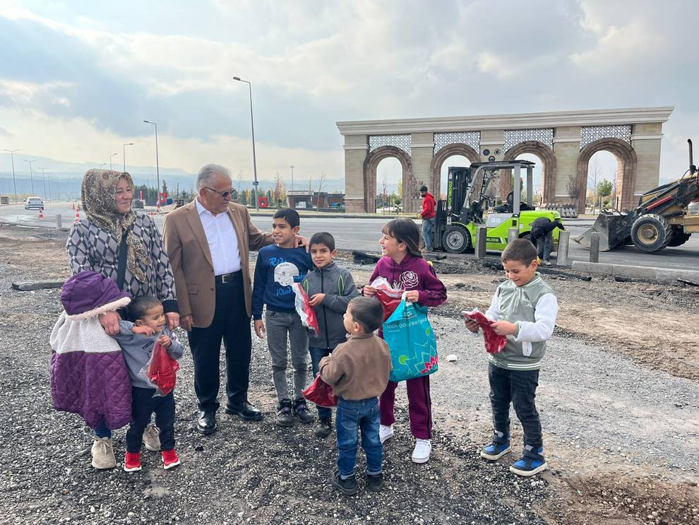 Başkan Büyükkılıç'tan Talas Bulvarı üzerindeki kavşak düzenleme ve deplase çalışmalarında pazar mesaisi!