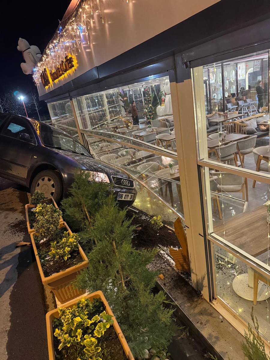 Kontrolden çıkan otomobil kafeteryaya girdi: Saniyelerle kurtuldular!