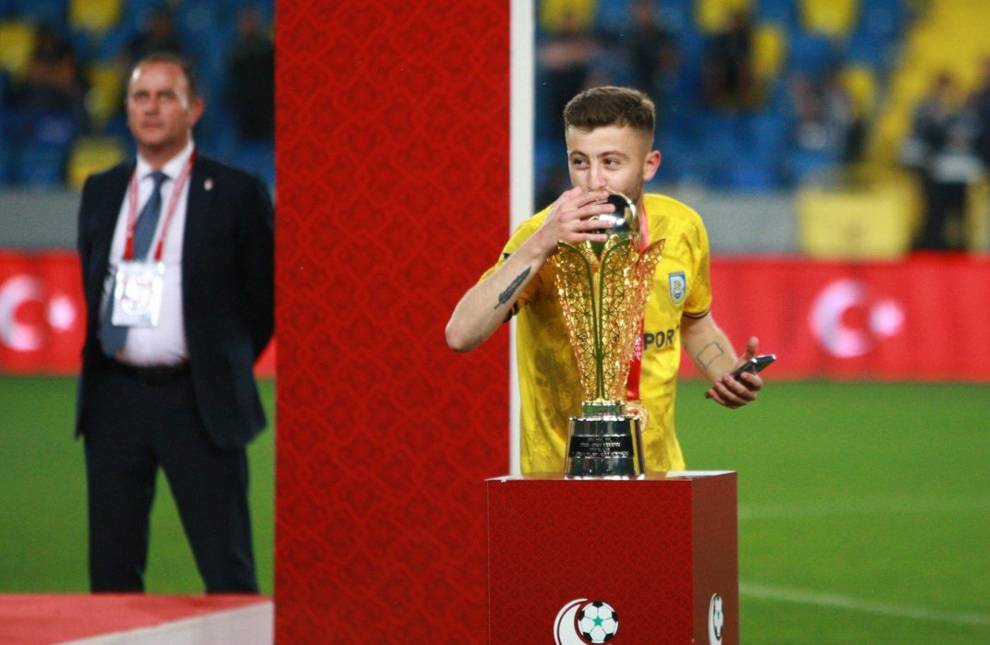 Kocaeli'de silahlı saldırı: 1'i futbolcu 3 yaralı!