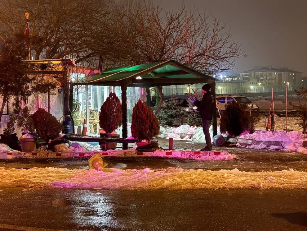 Kayseri'de oğlu, babasının büfesini kurşunladı!