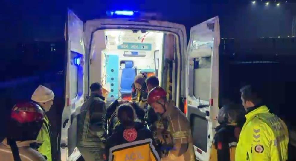 Bursa'da sabah saatlerinde korkunç kaza: Bariyerlere çarpan araçta 2 kişi ağır yaralandı!