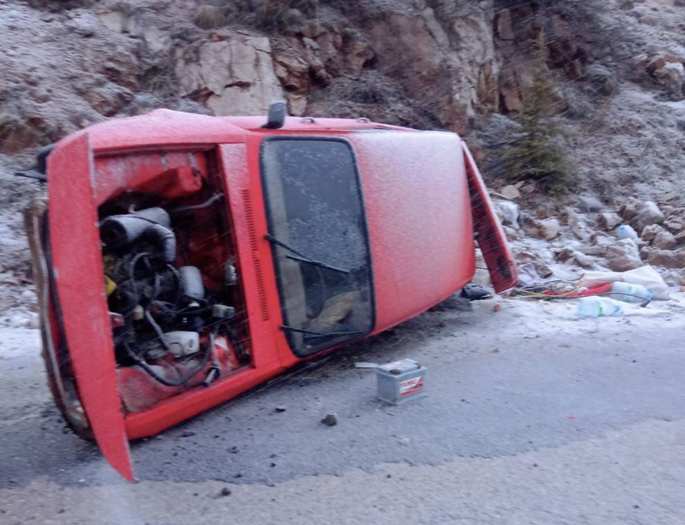 Şiddetli rüzgar otomobili yan yatırdı!