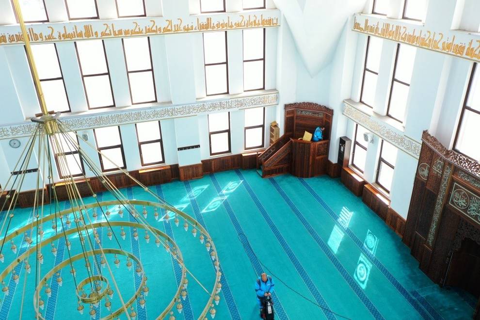 Kocasinan’da camiler Ramazan’da da gül kokuyor!