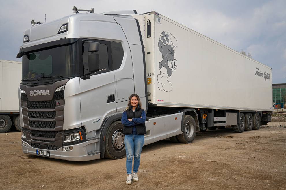 Sıradan hayatından sıkılan genç kadın uzun yol tır şoförü oldu!