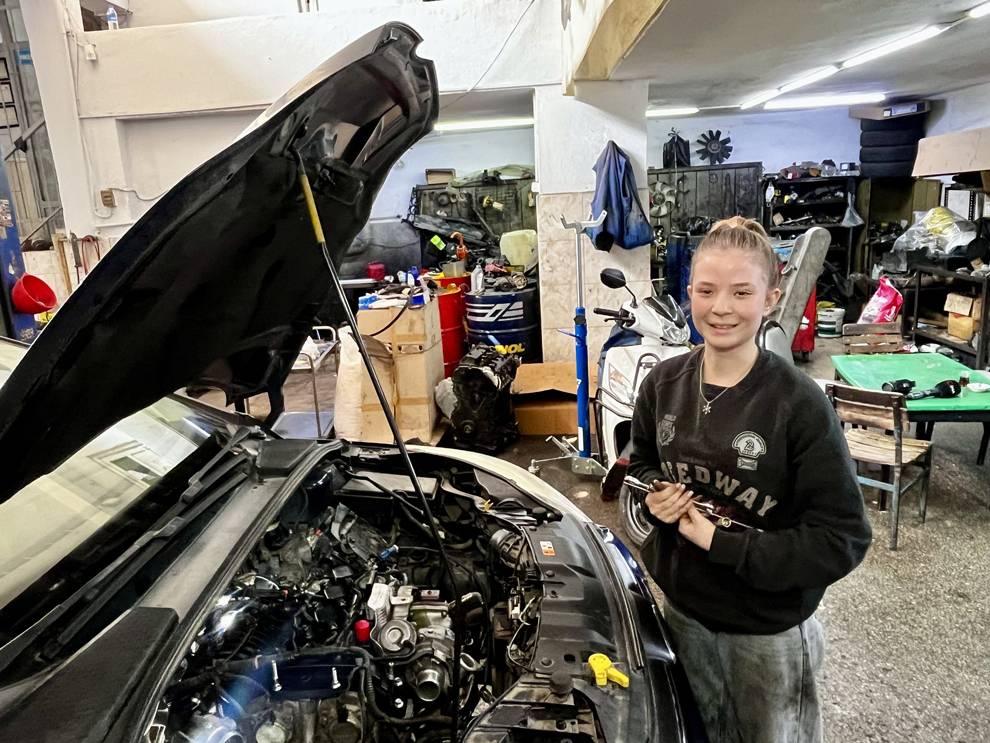 Sanayinin 17 yaşındaki oto tamircisi kadın ustası!