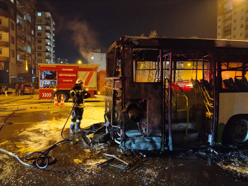 Kayseri'de seyir halindeki özel halk otobüsü yandı!