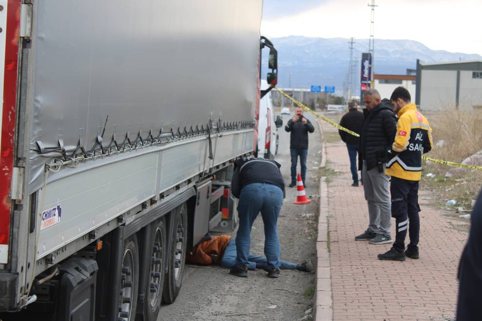 Tırın altında ölü bulundu!