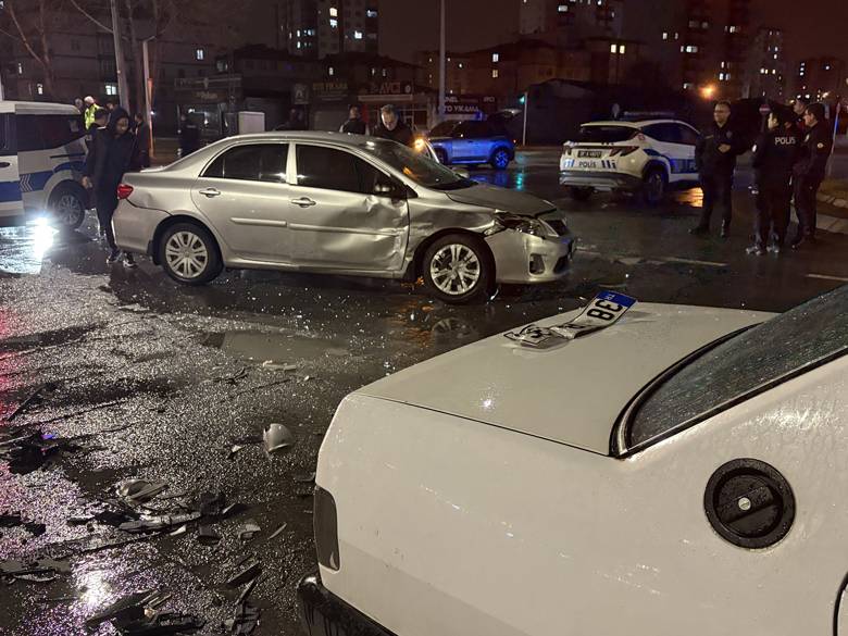 Kayseri'de iki otomobil çarpıştı: Tofaş kağıt gibi ezildi!