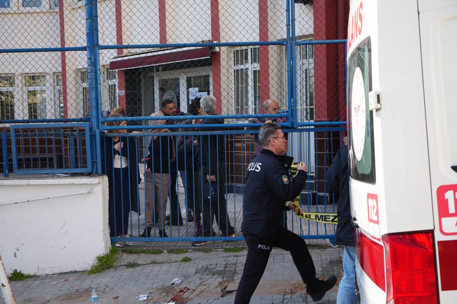 Okul önünde silahlı saldırı: 2 yaralı!