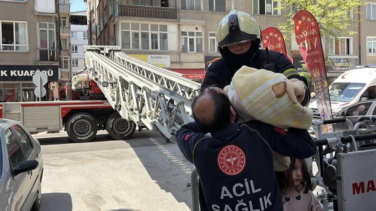 Kayseri'de 5 katlı binada yangın çıktı: 1'i bebek 5 kişi kurtarıldı!