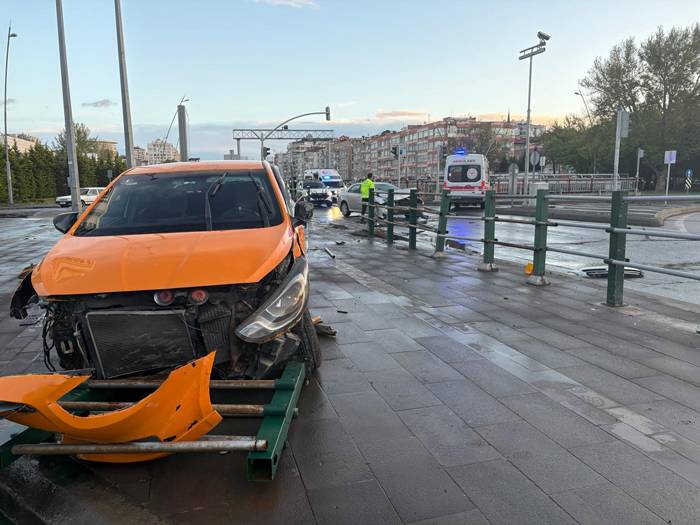 Ticari taksiyle otomobil çarpıştı: 2 yaralı!